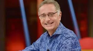 Paolo Bonolis, show a Domenica in: scherza sul Papa, piange per la moglie e ricorda il papà