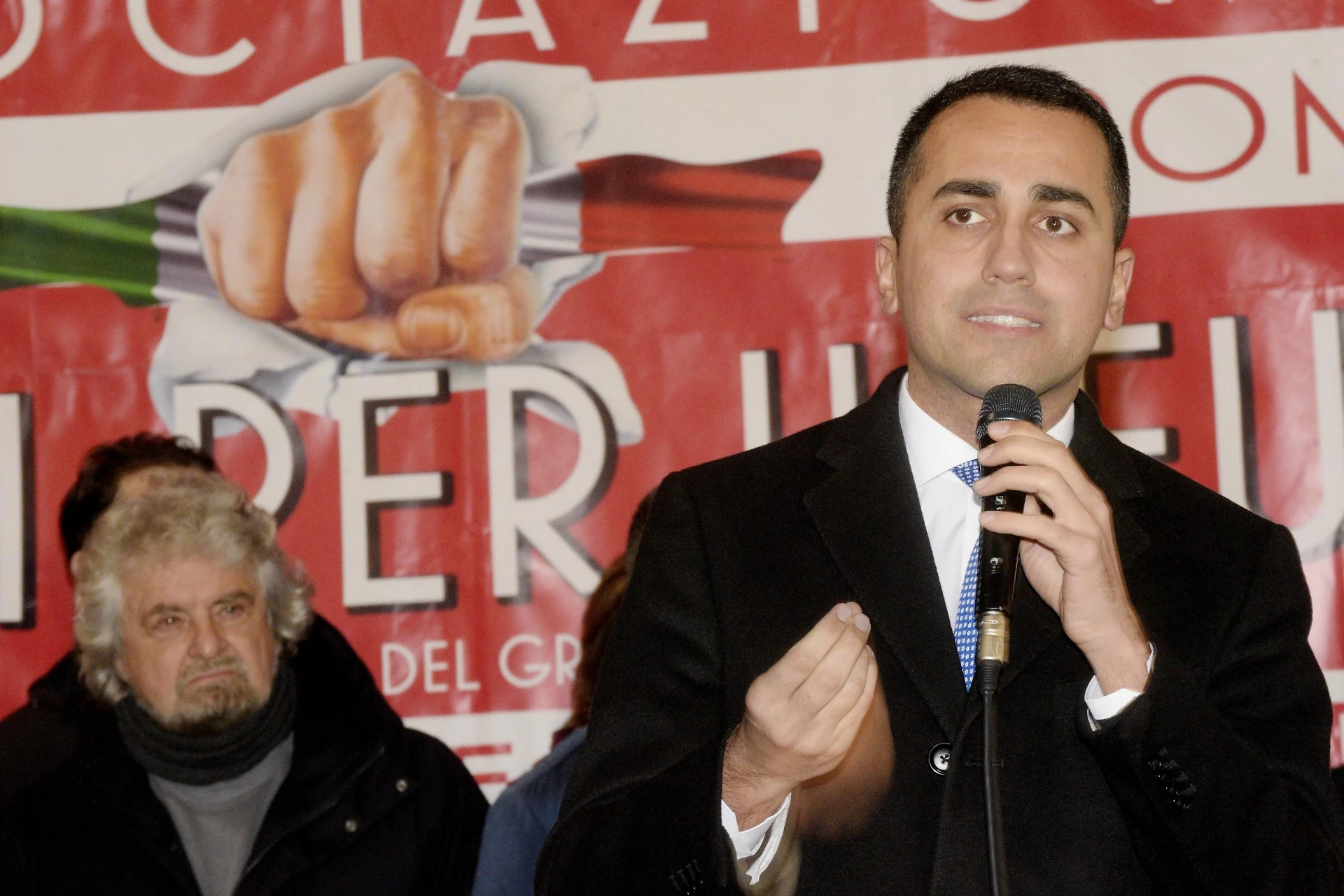 Luigi Di Maio, lo sgambetto di Beppe Grillo: lo spettacolo a Roma slitta di un mese a fine marzo