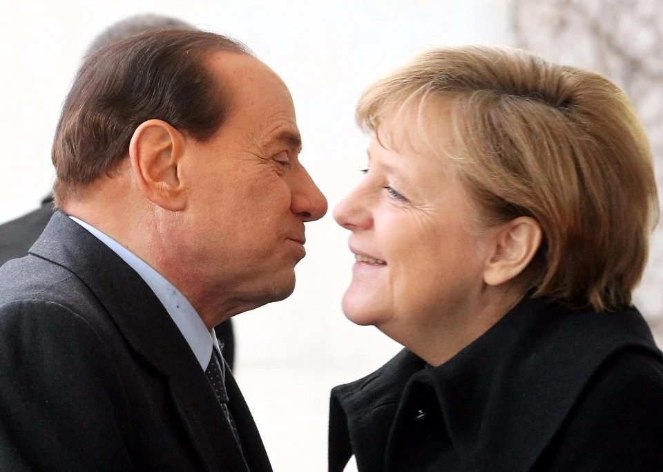 Berlusconi incontra la Merkel a Bruxelles: "Con Angela c'è un rapporto di reciproca stima"