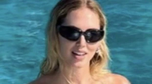 Chiara Ferragni sfida tutti: come si mostra in barca, foto da urlo