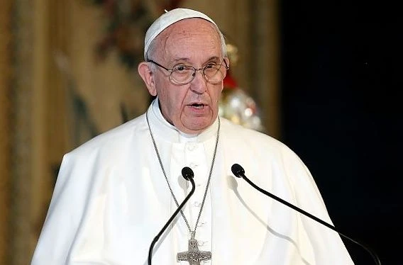 PAPA "ANGELUS IN RITARDO, ERO CHIUSO IN ASCENSORE"
