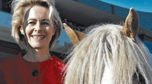 Von der Leyen, lupo le sbrana il pony? Lei cambia le regole per farlo uccidere