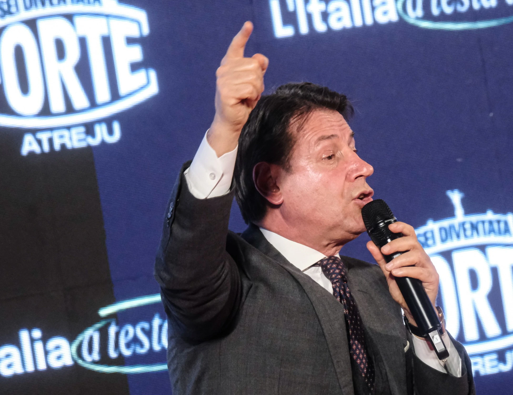 Atreju, Giuseppe Conte provoca: "Meloni genuflessa da Trump". Bombardato di fischi