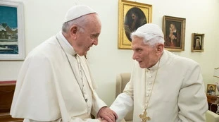 "Se morirà Ratzinger...". Le voci su Papa Francesco: mai accaduto in Vaticano