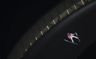 Milano-Cortina, scoppia lo scandalo dell'ingrandimento del pene nel salto con gli sci