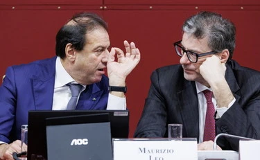 Maurizio Leo irride la sinistra: "Confondono le imposte con le persiane"