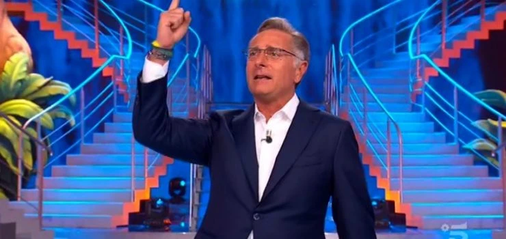 Ciao Darwin, bomba di Paolo Bonolis su Mediaset: "Sanremo? Lo strano accordo tra gentiluomini"