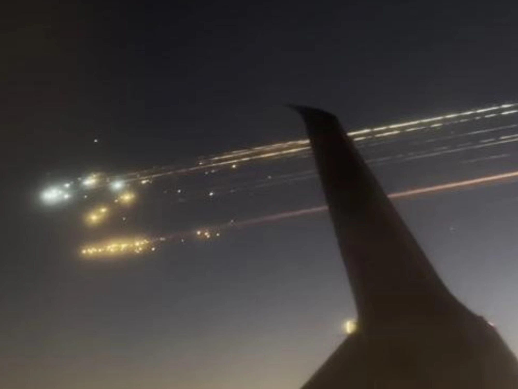 Elon Musk, il razzo e l'allarme in ritardo: 450 passeggeri rischiano la vita