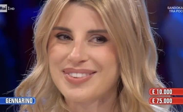 Affari Tuoi, Sofia e il botto sui titoli di coda: "Piange per 42k"