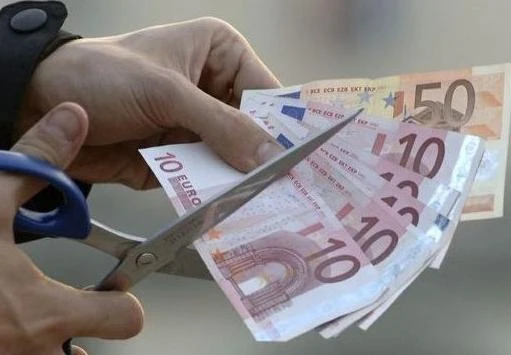 Reddito, in cinque anni famiglie italiane hanno perso 2.400 euro