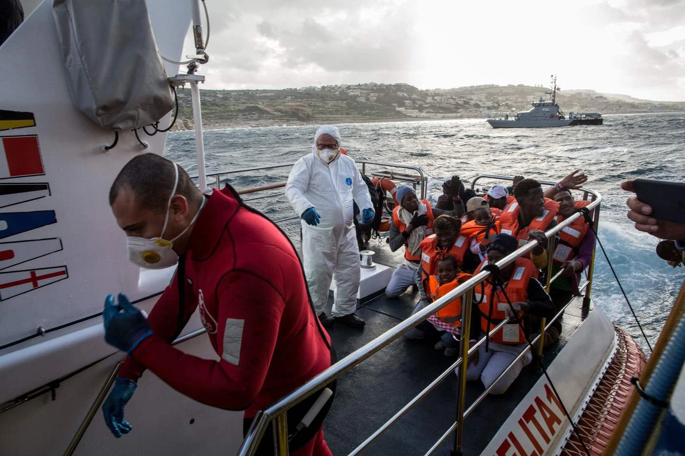 Migranti, Sea Watch ne salva 47. Matteo Salvini chiude l'Italia: "Io mai complice di scafisti e Ong. Il Pd..."