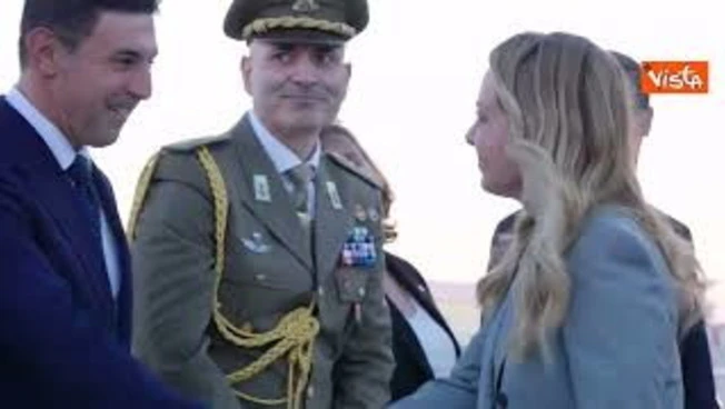 Meloni in visita nella Repubblica Ceca, accolta in aeroporto a Praga con un mazzo di fiori