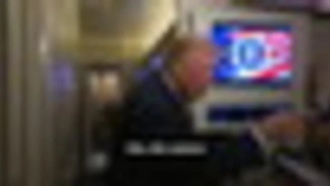 Trump insulta la giornalista che chiede di Epstein:"Zitta, maialina"