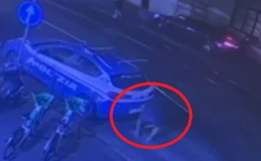 V Rimu zagoreli dve policijski vozili pred ministrstvom