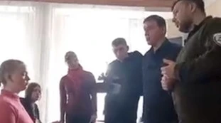 Mariupol, soldati russi irrompono a scuola: "Presto il nemico...", come terrorizzano la studentessa ucraina