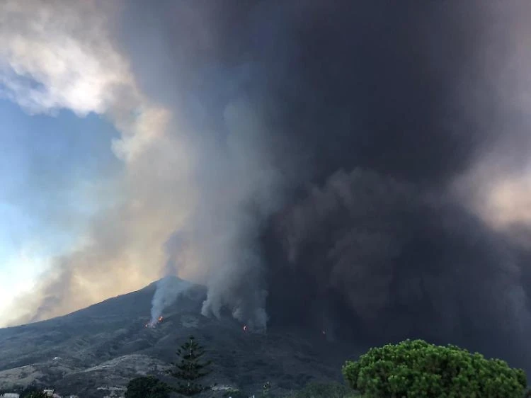 Stromboli, sale il livello d'allerta: vulcano in attività, esteso il divieto di navigazione. Rischio tsunami?