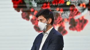Lockdown, Roberto Speranza agita lo spettro di nuove chiusure: "Quando saremo costretti a farlo"