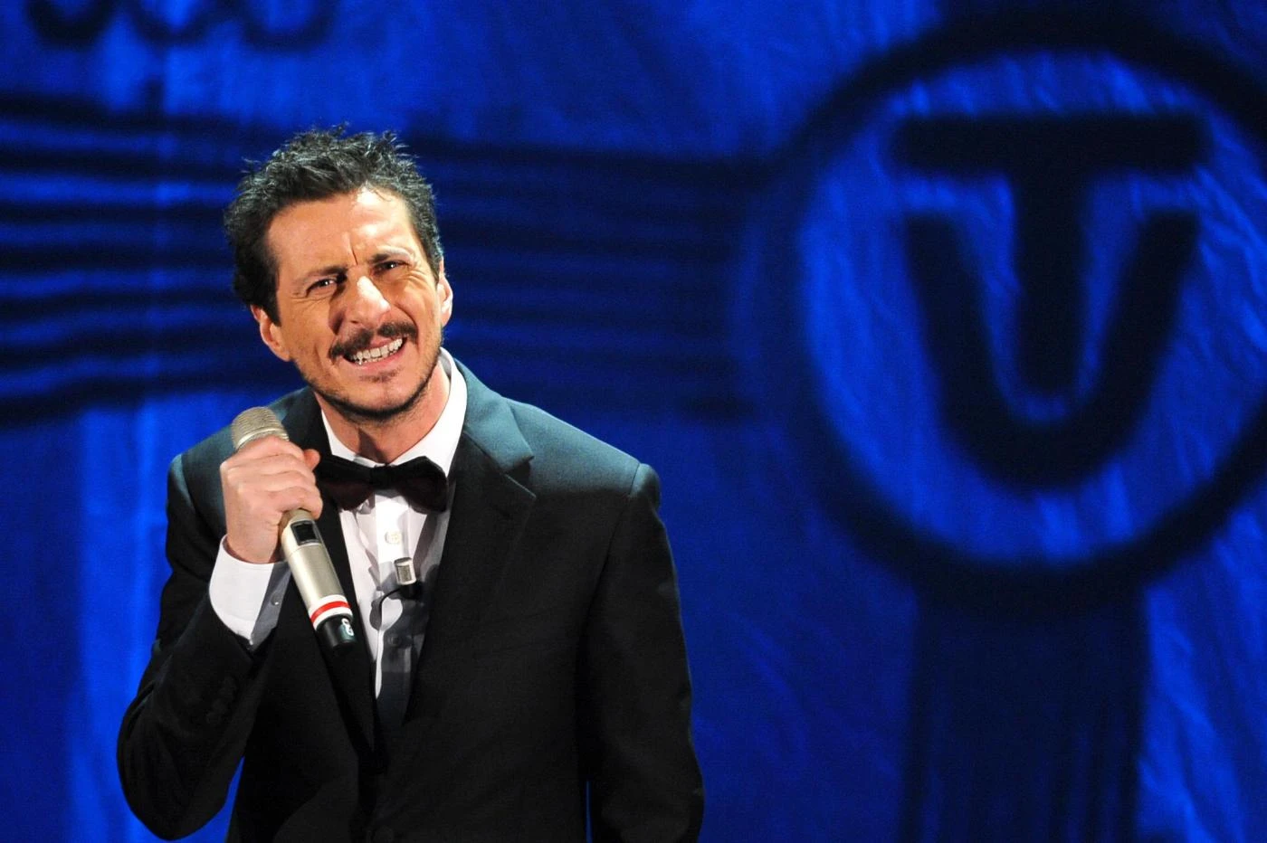 Luca Bizzarri sta con Lilli Gruber, attacco a Giorgia Meloni: "Guarda, per terra a destra c'è una mer***"