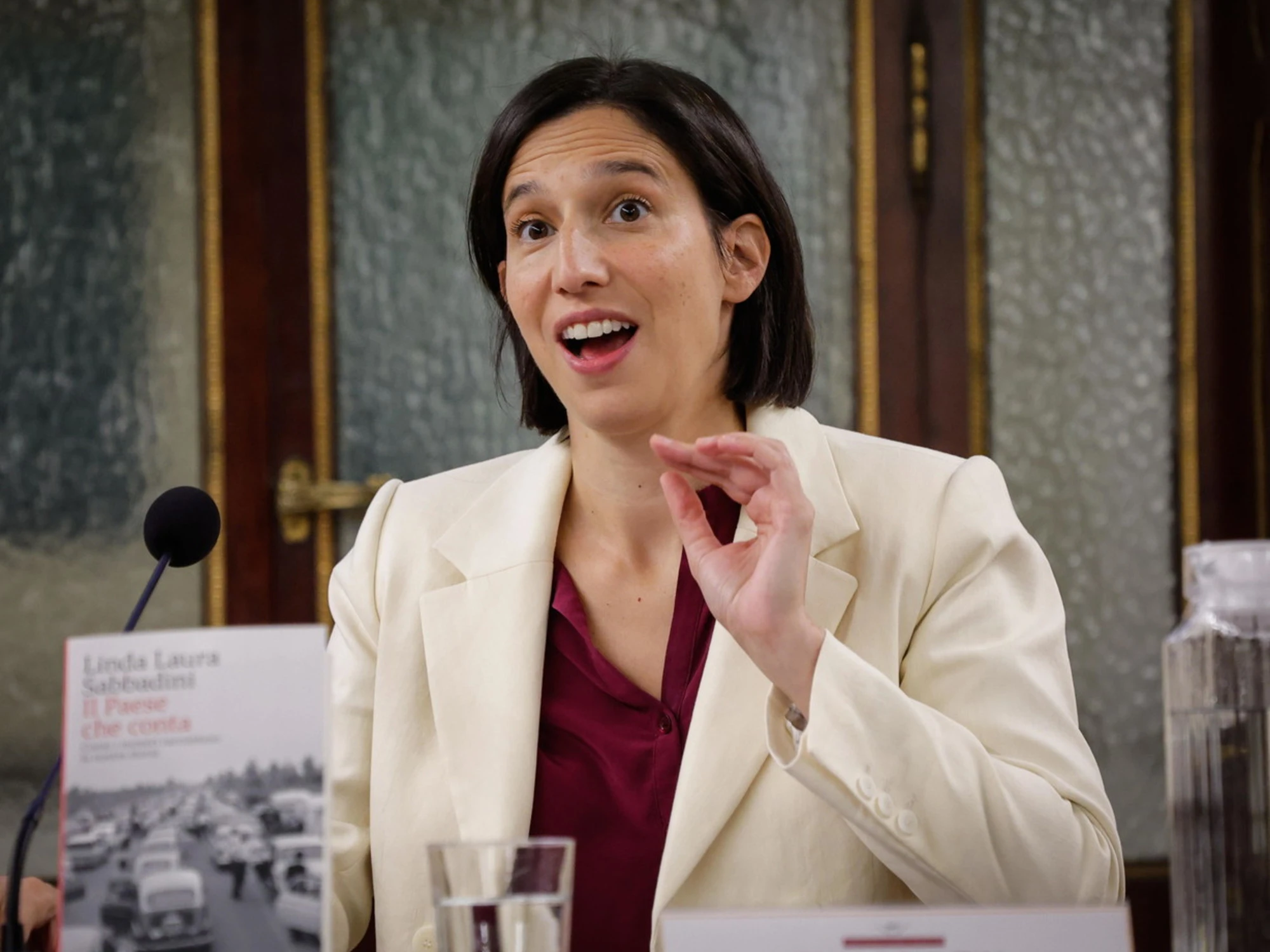 Piazzapulita, Formigli: "Con la deriva autoritaria si va in montagna?". La surreale risposta di Schlein