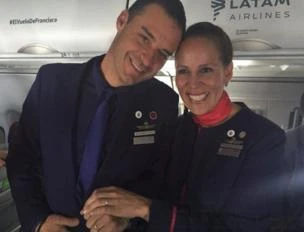 Papa Francesco, il gesto senza precedenti: celebra un matrimonio in aereo