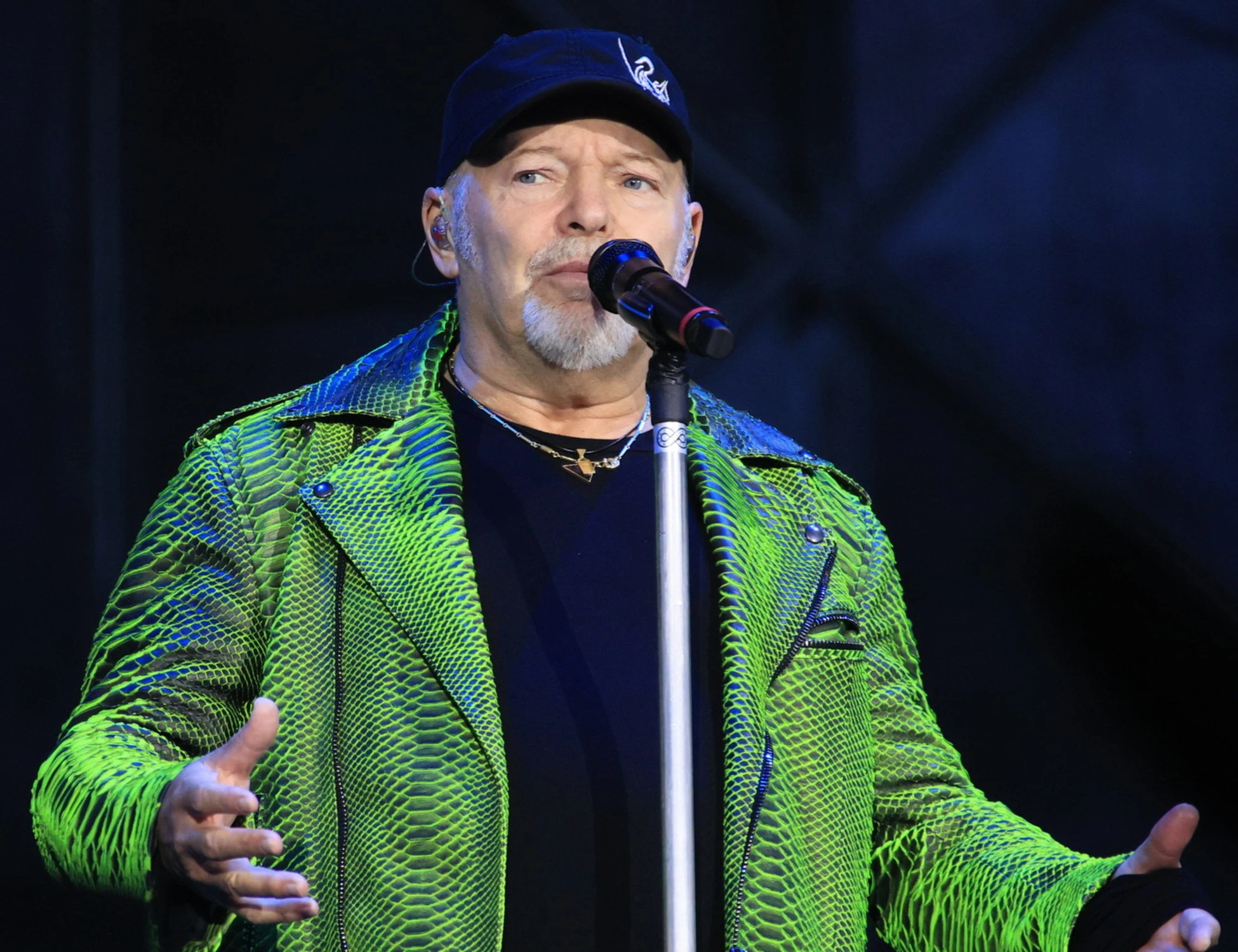 Vasco Rossi, insulti al governo sulla droga. FdI: "Venga a visitare San Patrignano"