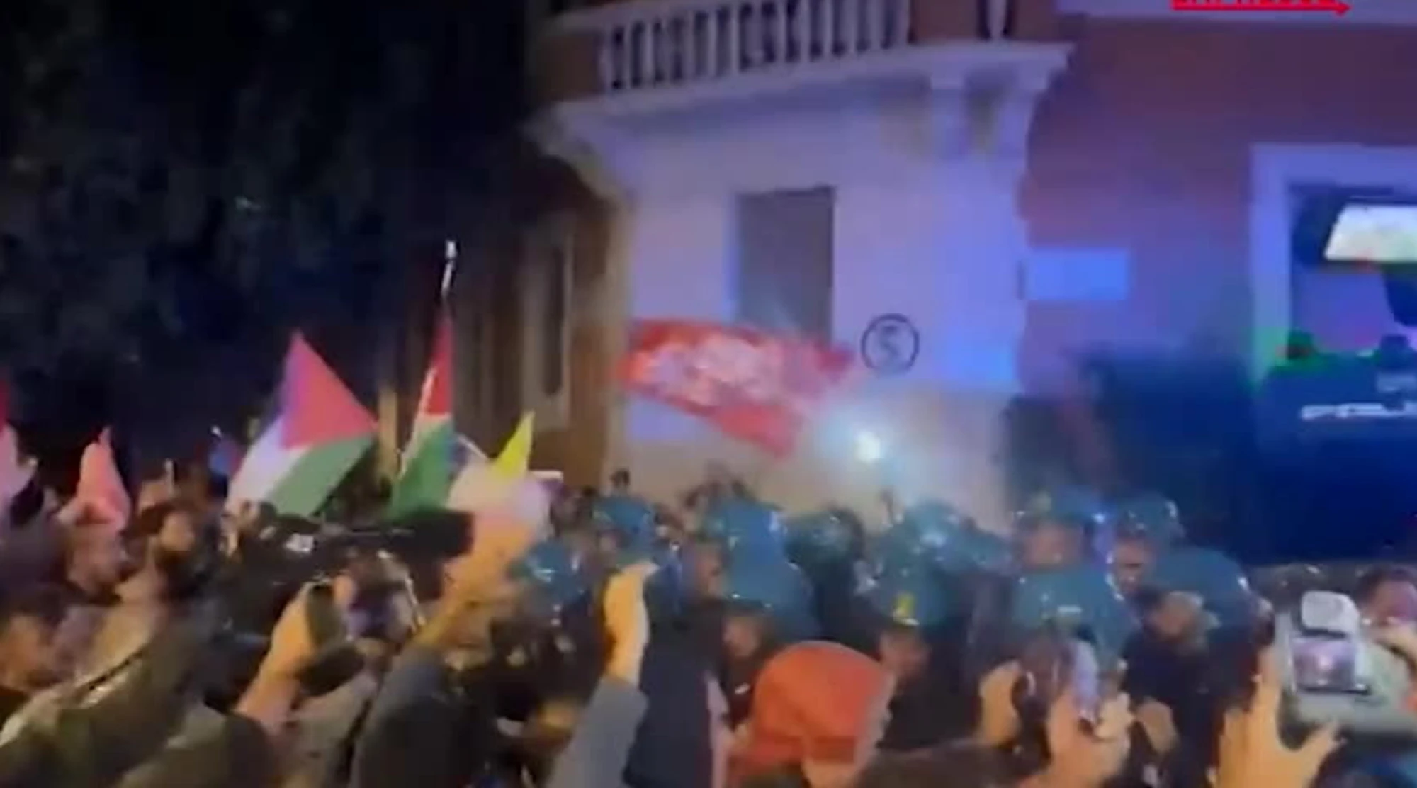 Roma, centri sociali all'assalto: azionati gli idranti
