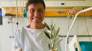 Gianni Morandi, ustionato il 15% del corpo. Confessione drammatica: "Per cambiarmi le bende devono sedarmi"