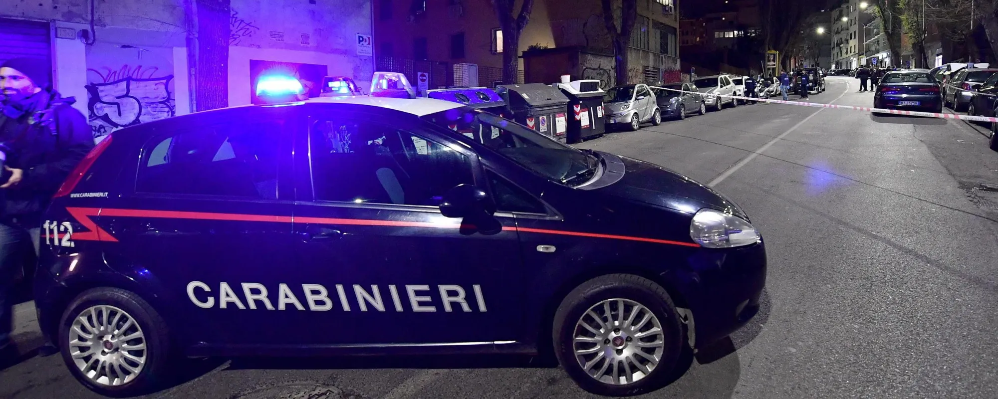 Ruba un'auto, fugge all'alt, poi il gesto choc sui carabinieri