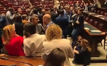L'opposizione scambia l'Aula per un centro sociale