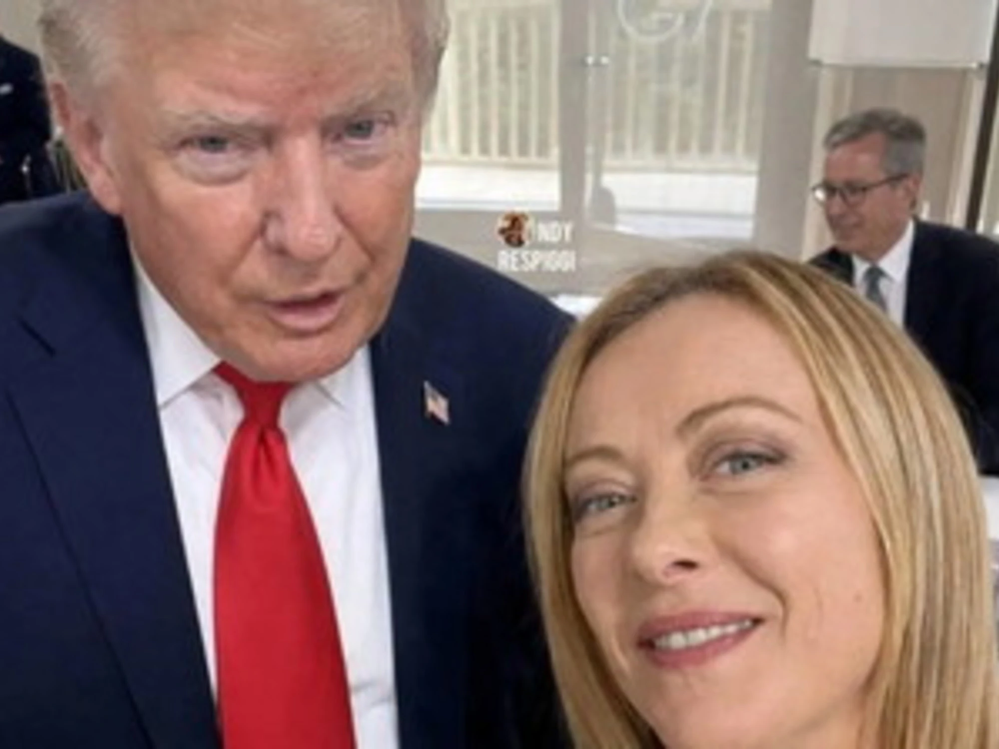 Trump-Meloni, "ecco la foto per cui il premier ha implorato". Tutto falso: il grillino rischia grosso