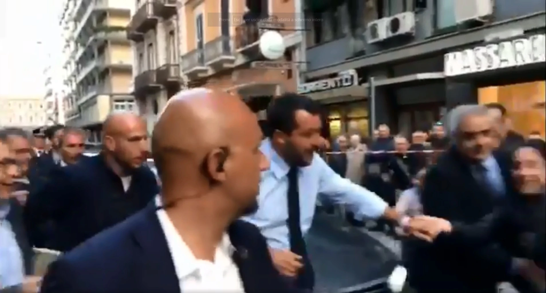 Matteo Salvini, il video delle due donne che sfondano il cordone di sicurezza per baciarlo