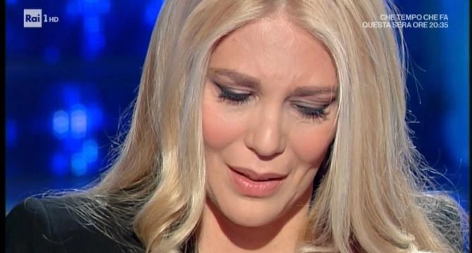 Storie Italiane, il crollo di Eleonora Daniele: il video che la fa scoppiare in lacrime
