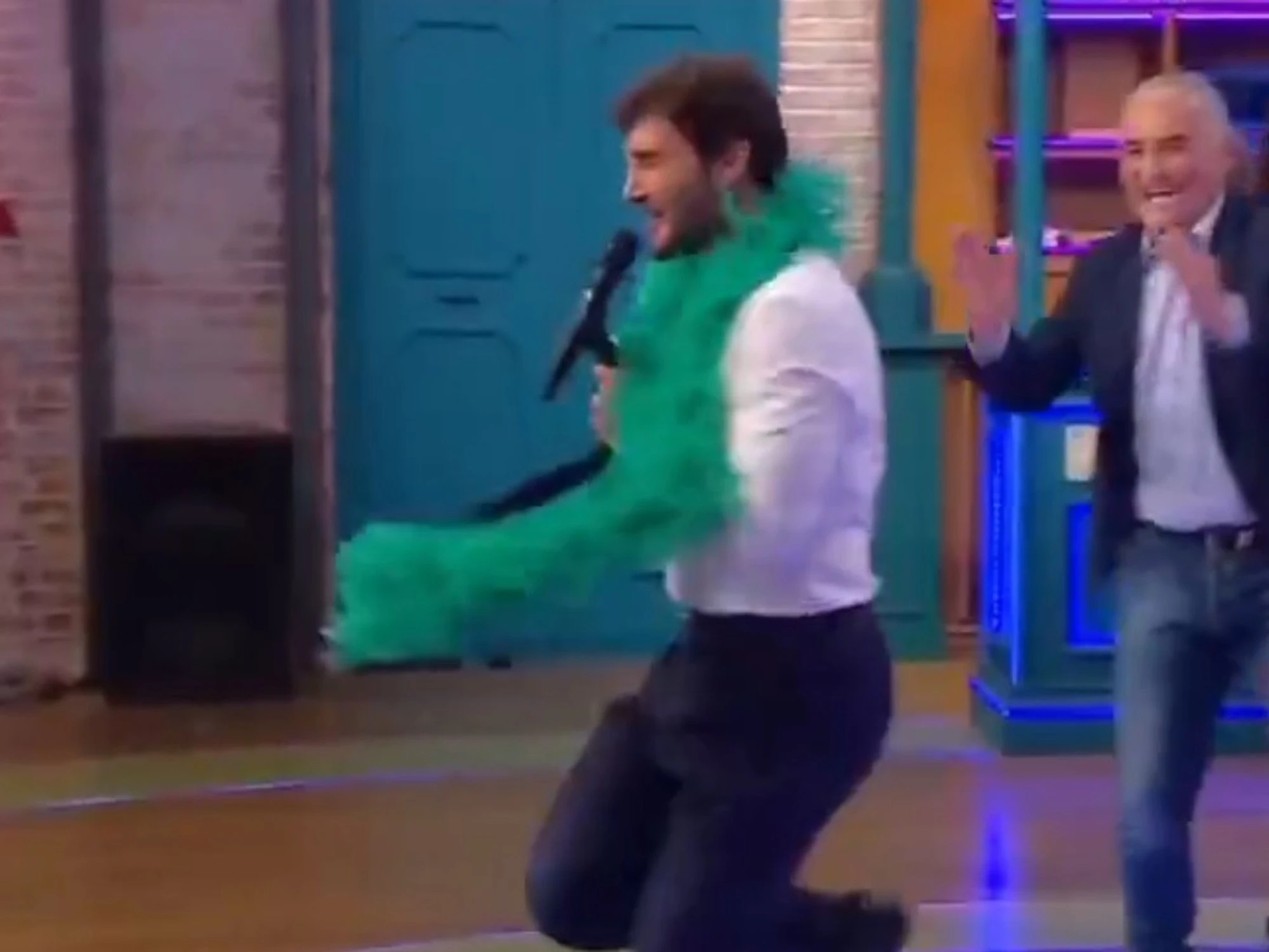 Affari Tuoi, raptus-De Martino: come fa irruzione in studio, puro delirio