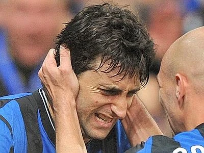 Inter bloccata in casa dal Cagliari, un 2-2 che lascia la Juve a +4. Viola a valanga