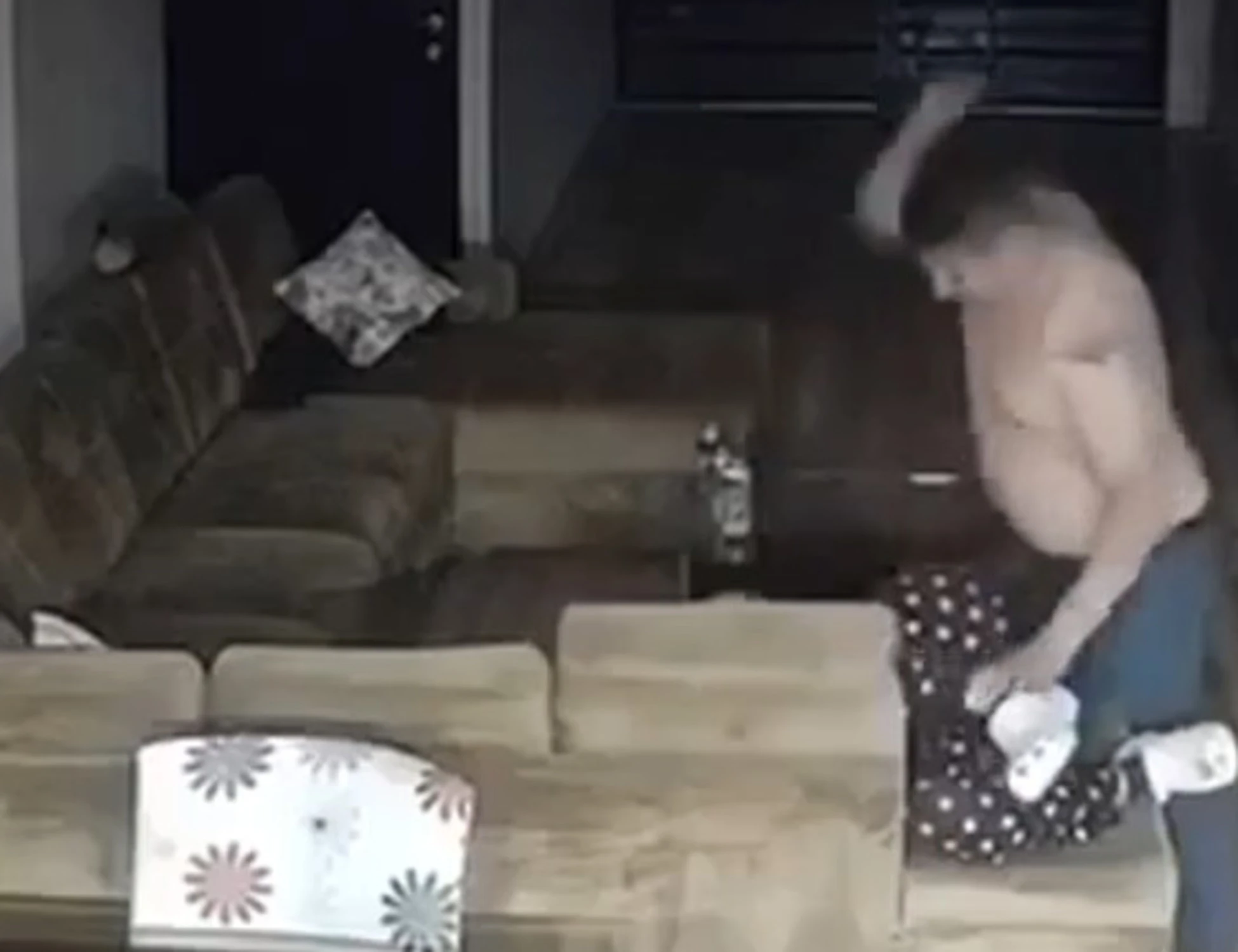 Il sindaco massacra la moglie sotto gli occhi della figlia, arrestato: il video-choc