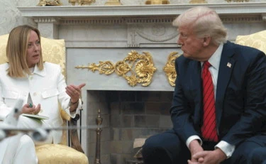 Meloni spettina Trump: "Rispetti i nostri soldati"