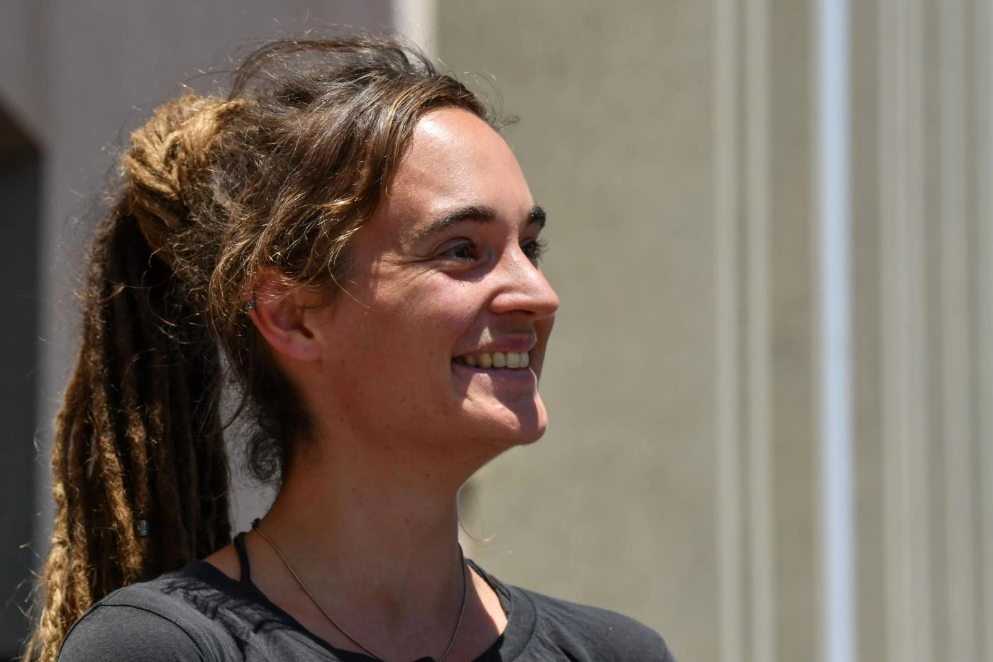 Carola Rackete senza reggiseno scatena la protesta femminista: "Capezzoli liberi", roba da matti