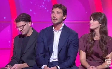 De Martino a C'è posta per te, è un caso: "Ai ragazzi non frega nulla"