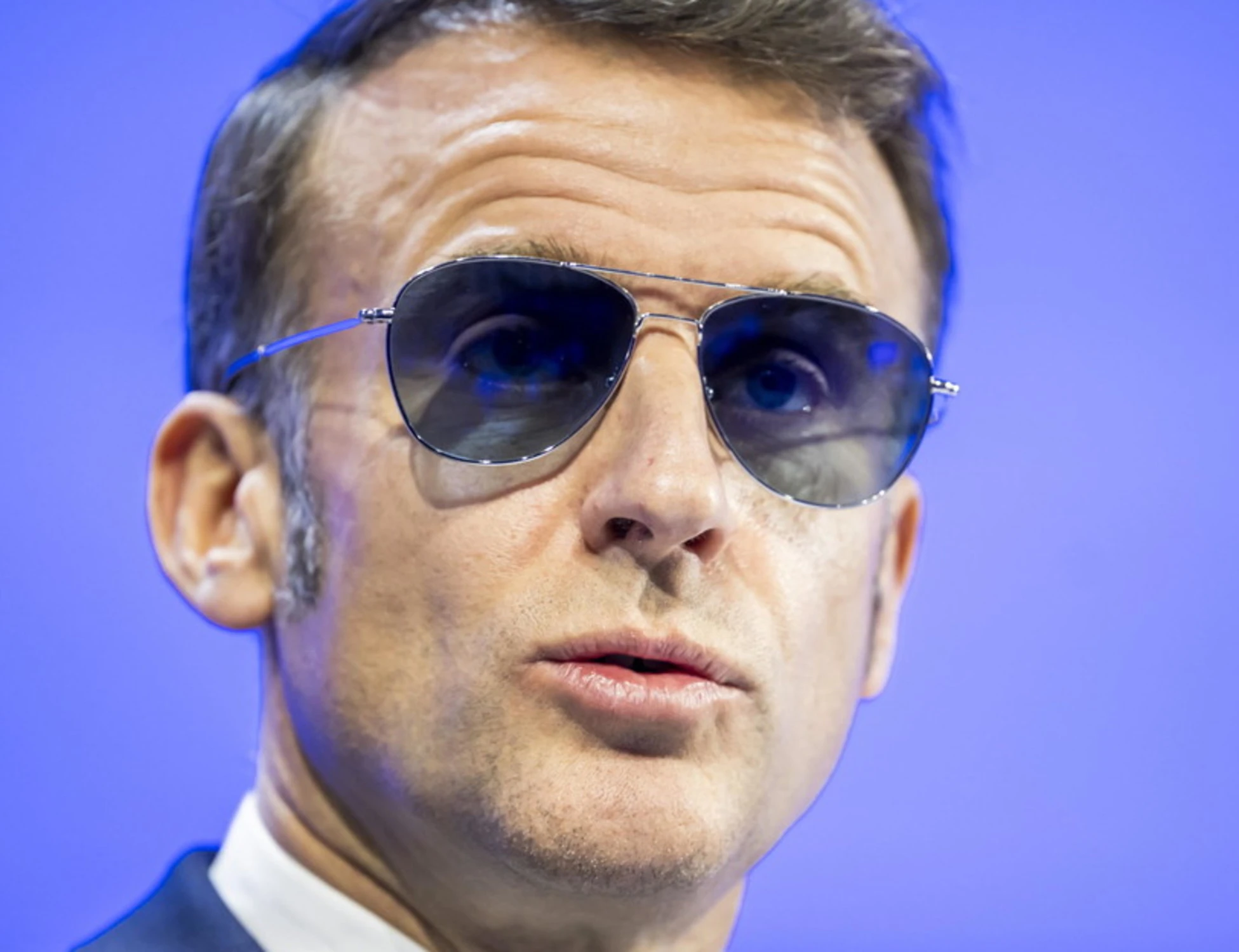 Macron, gli occhiali da sole spopolano: Borsa, titolo sospeso per eccesso di rialzo