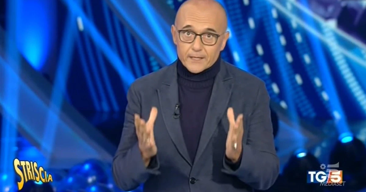 Striscia la Notizia non dà tregua ad Alfonso Signorini: "Hai capito, pistola?". Gaffe grottesca e attacco ferocissimo
