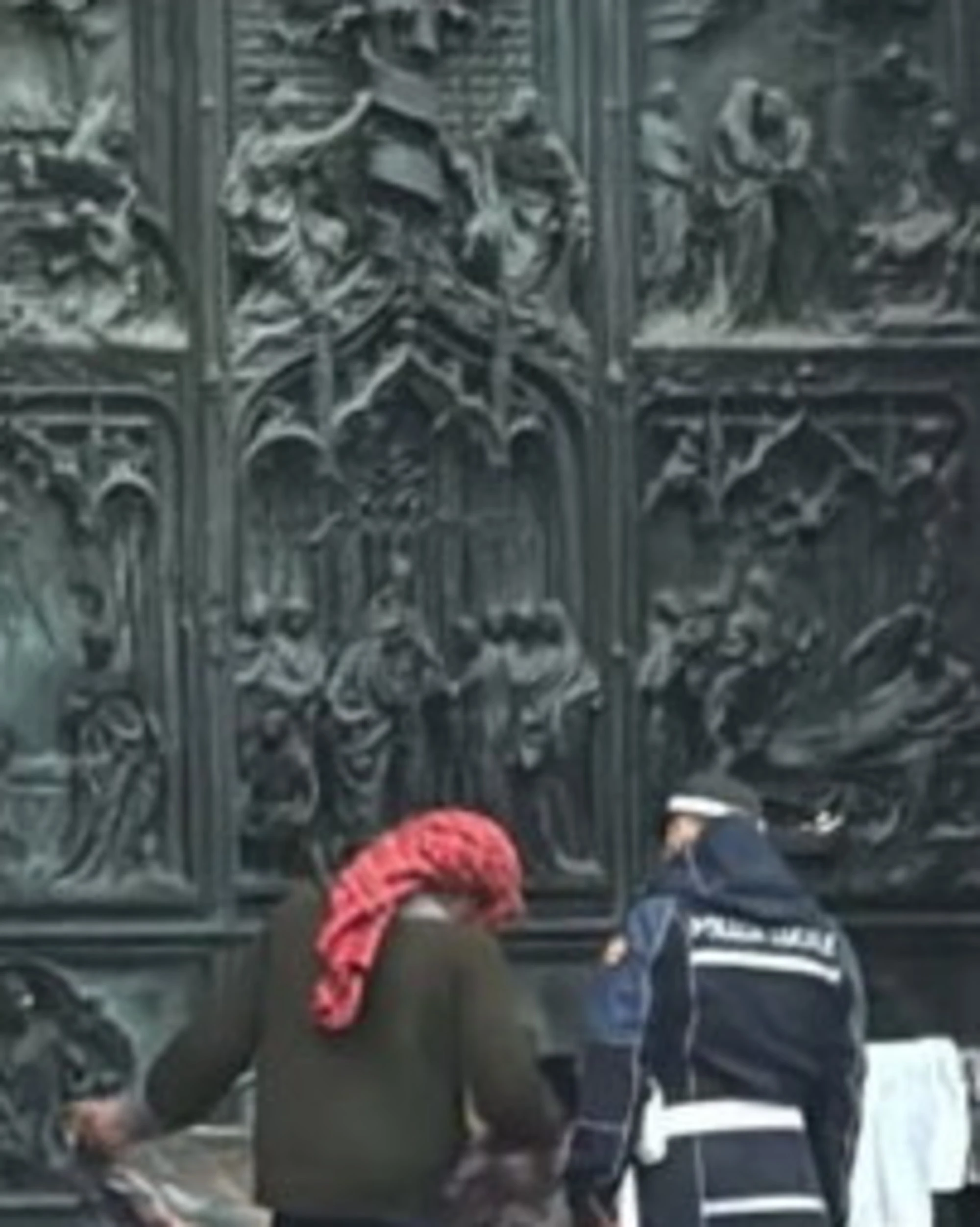 Milano, lo scempio dell'egiziano sul sagrato del Duomo: una città allo sbando