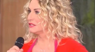 È sempre mezzogiorno, Antonella Clerici richiamata dalla regia: imprevisto in studio, ecco cosa è successo