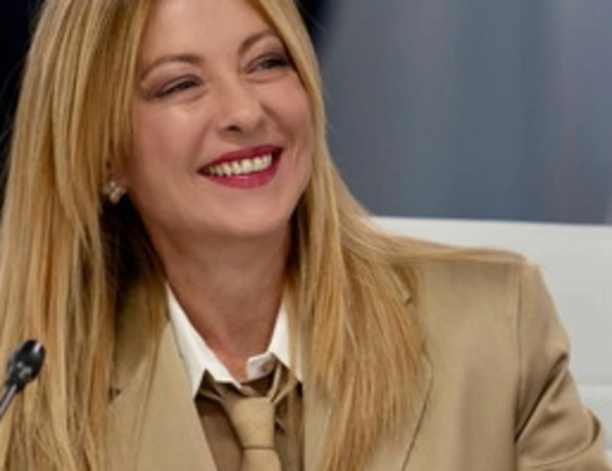 Giorgia Meloni, l'audacia della cravatta: come ha conquistato tutti a Evian