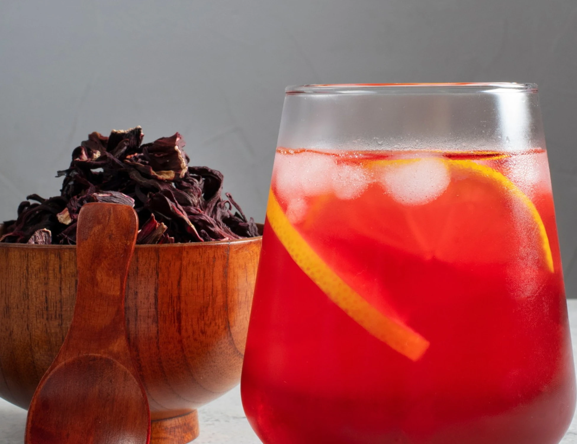 Menta, frutti rossi e zenzero: le tre tisane fredde perfette