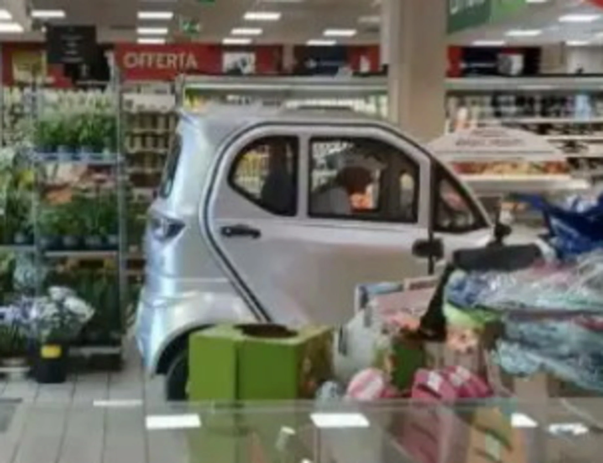 Grosseto, anziano entra al super con la minicar: "La birra pesa troppo"