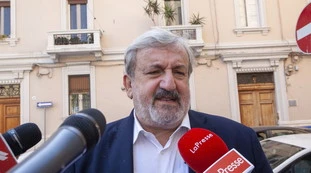 Michele Emiliano, l'affondo di FdI: "Votami o sono guai? Marchette, voto di scambio"