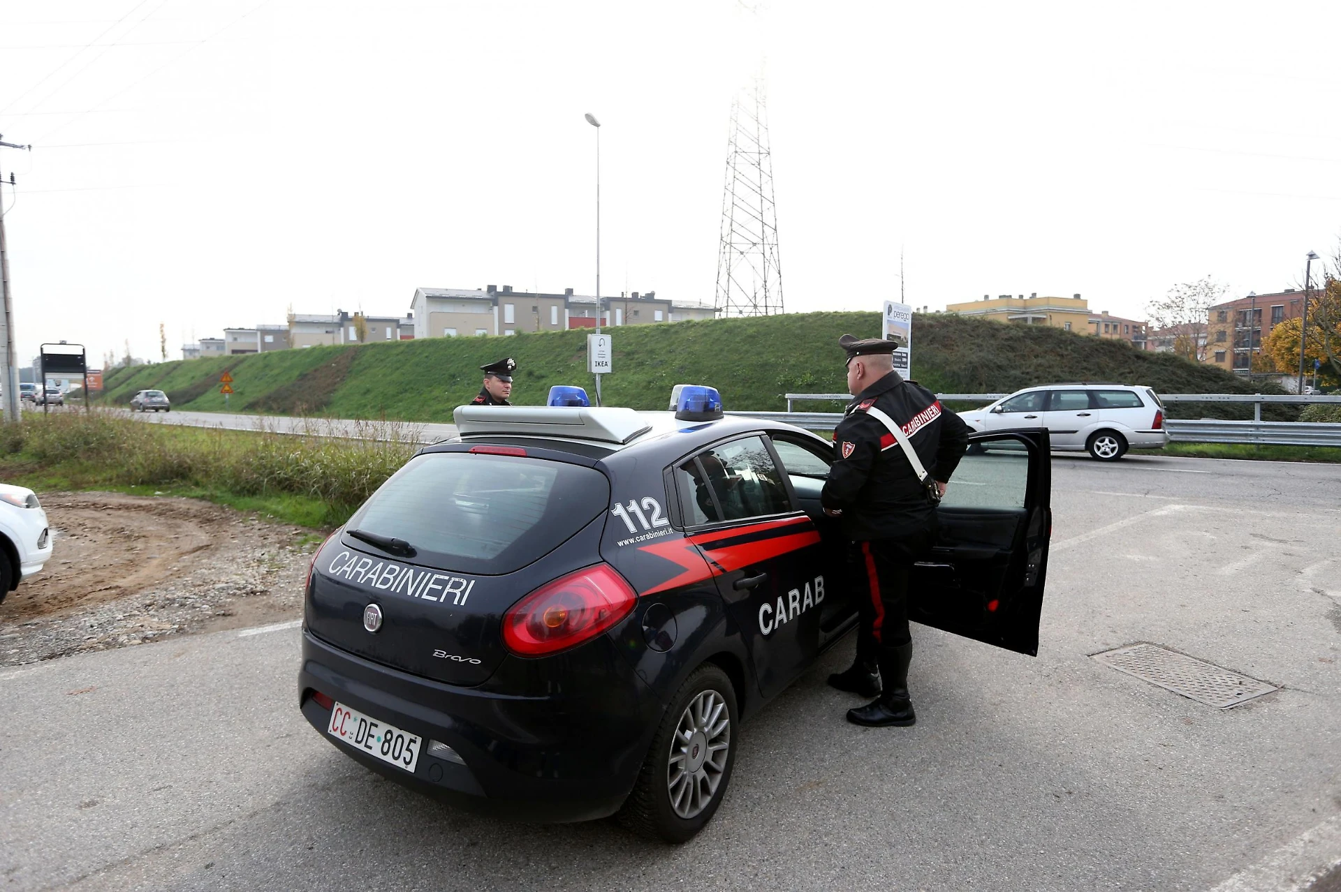 Spara a automobilista dopo sorpasso azzardato: arrestata ex guardia giurata