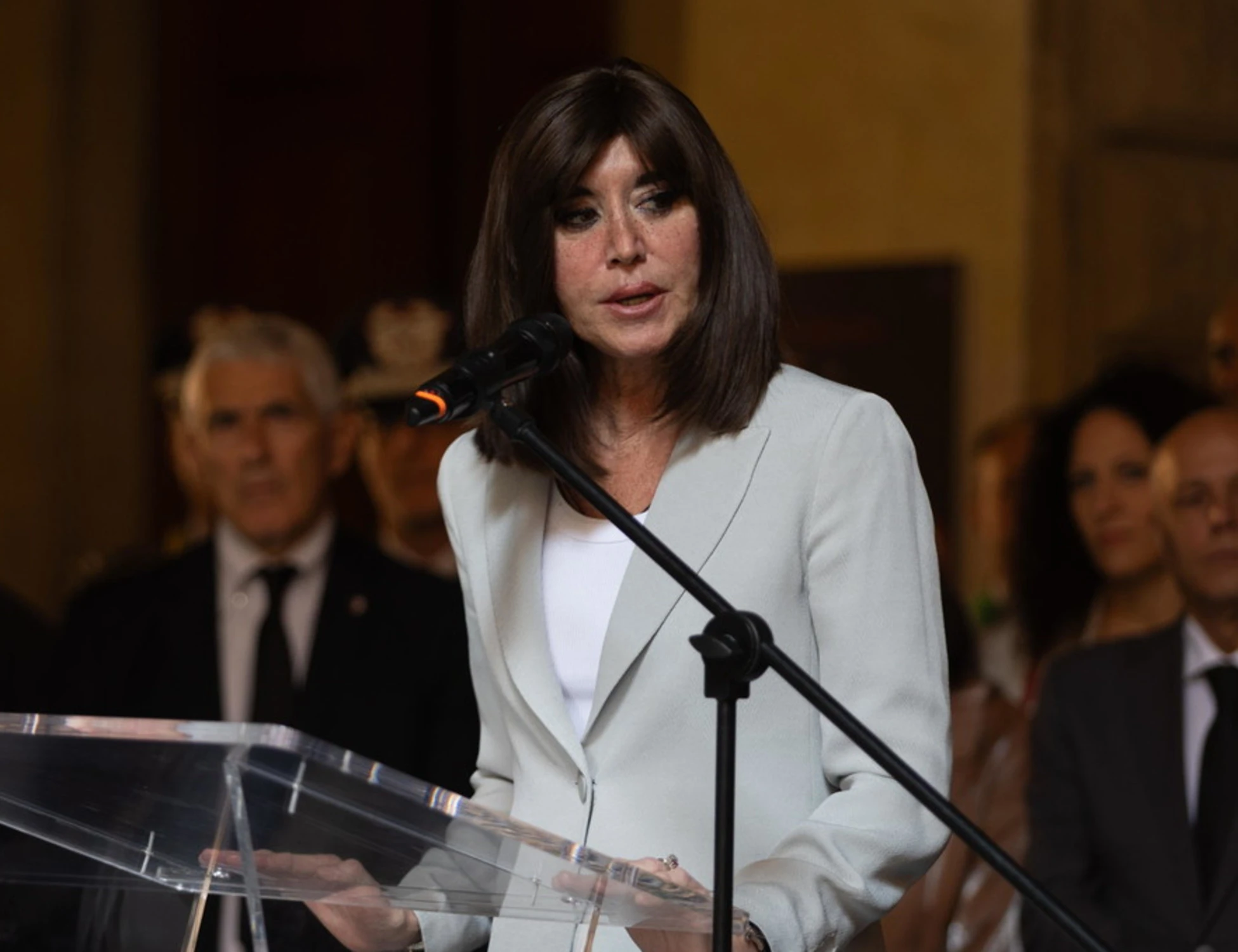 Strage di Bologna, sfregio in piazza alla Bernini: il ministro se ne va
