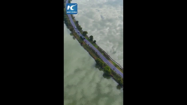 Cina, "Sky Road" sull'acqua, nell'Anhui le auto sembrano scivolare tra le nuvole