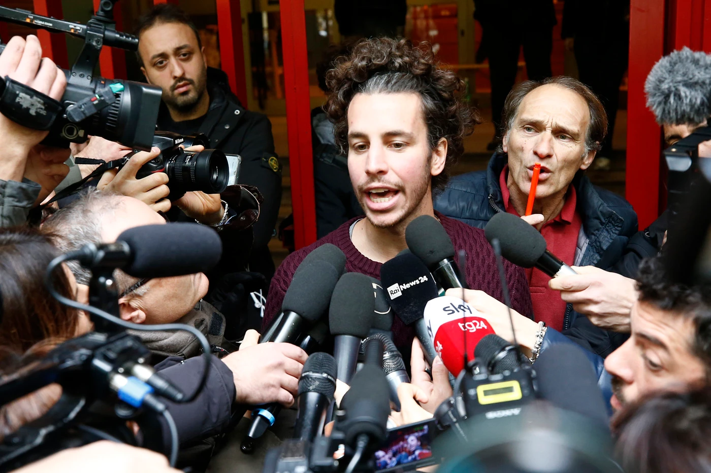 Sardine, le chat infuocate contro Mattia Santori: "Si è montato la testa, cosa vuole imporci"